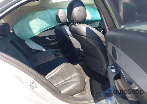 2016 Mercedes-Benz C 300 Luxury/Sport z USA, uszkodzony, nr VIN 55SWF4JB7GU098843